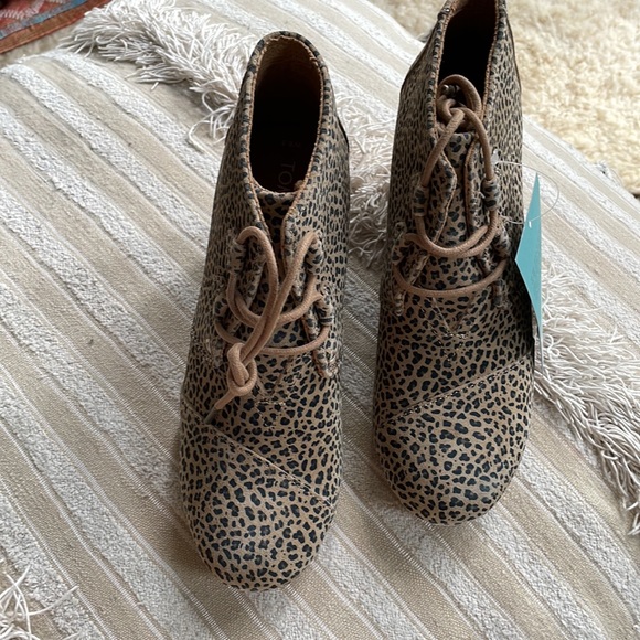 Toms cheetah print suede Kala wedges 🐆 - Picture 3 of 4